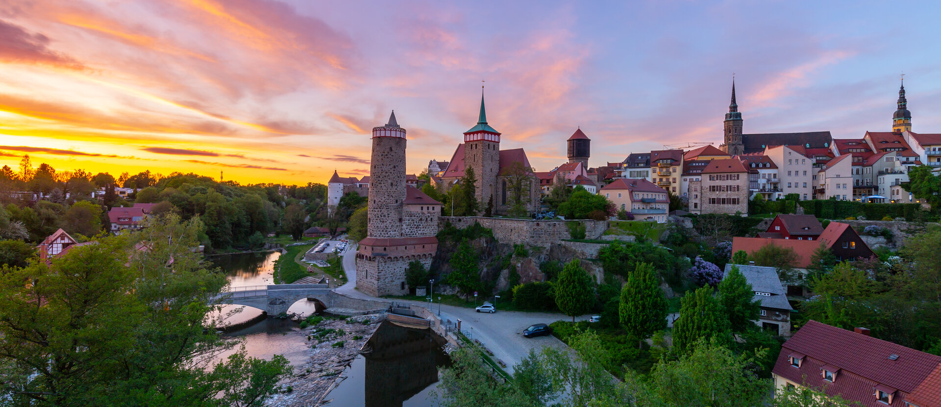 Blick über eine Stadt mit vielen Türmen (Bautzen – Stadt der Türme) beim Sonnenuntergang